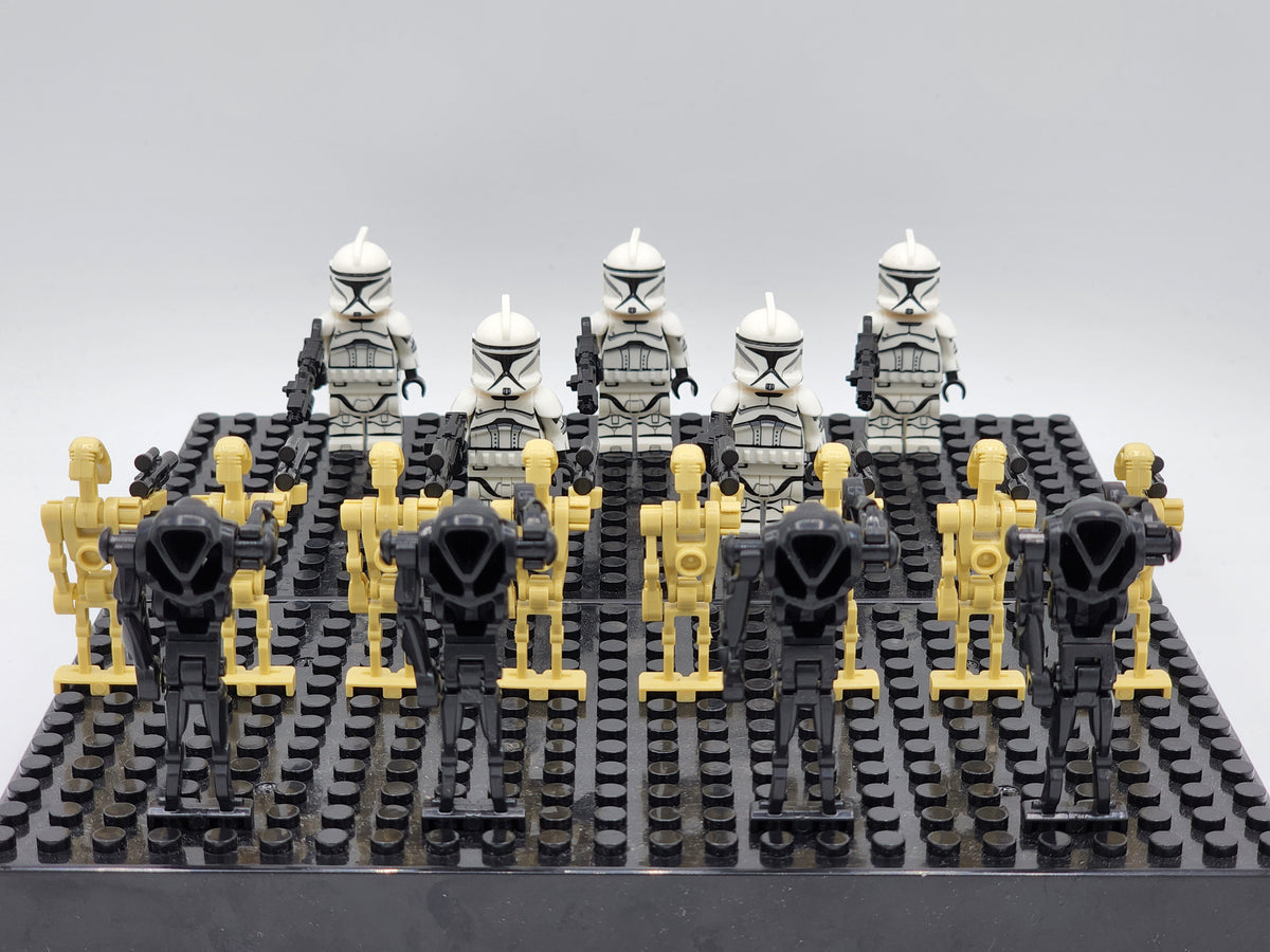 Star Wars Clone Wars Mini Battle Set, Phase 1 Clone Troopers vs Battle Droids with Carrying Case and Foldout Display 18pcs